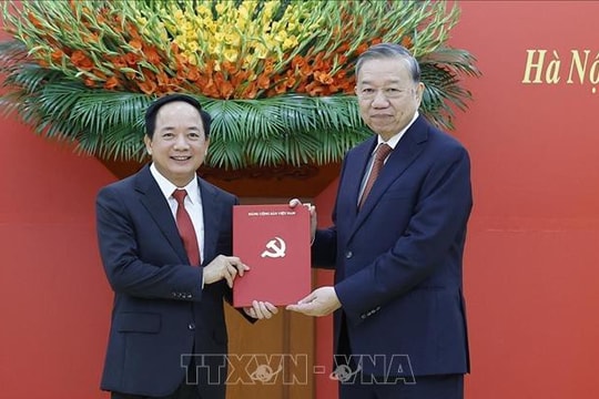 Tổng Bí thư Tô Lâm trao các quyết định bổ nhiệm Trưởng Ban Tuyên giáo và Dân vận Trung ương và Phó trưởng ban Thường trực Ban Nội chính Trung ương