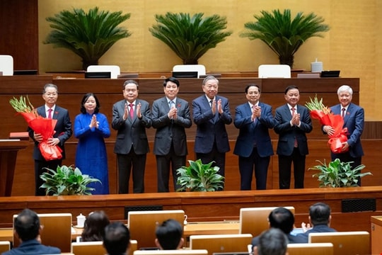 Tổng Bí thư Tô Lâm tặng hoa chúc mừng tân Phó Chủ tịch Quốc hội Đỗ Văn Chiến