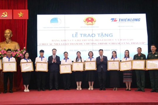 Lãnh đạo Bộ Giáo dục và Đào tạo gặp mặt 80 gương giáo viên chương trình “Chia sẻ cùng thầy cô” năm 2025