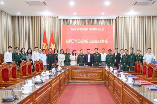 Báo Đại đoàn kết và Bộ đội Biên phòng tỉnh Đắk Lắk mang yêu thương tới bà con vùng biên