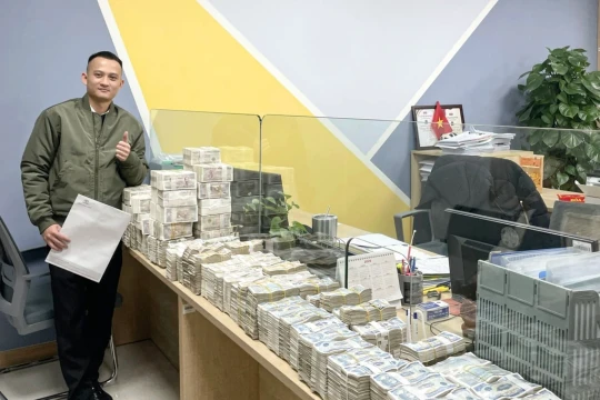 Những khách hàng đặc biệt mang hàng chục cân tiền lẻ đi mua xe