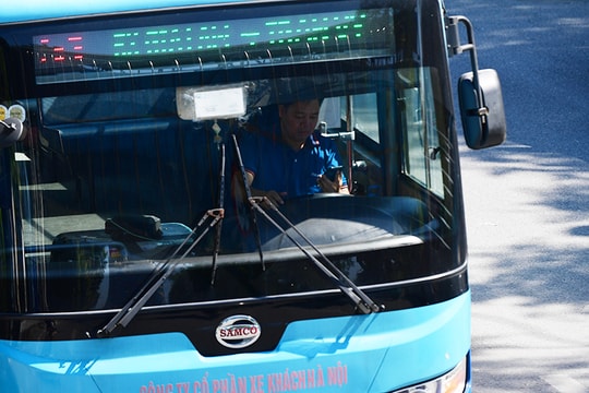 Hà Nội: Người dân liều lĩnh dùng điện thoại khi lái xe