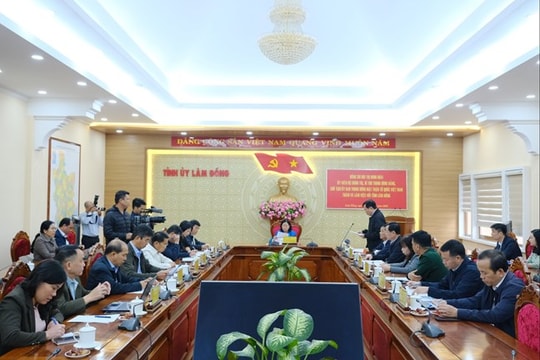 Chủ tịch Bùi Thị Minh Hoài trao số tiền 20 tỷ đồng từ nguồn vận động của Ban Vận động cứu trợ Trung ương hỗ trợ tỉnh Lâm Đồng khắc phục hậu quả mưa lũ