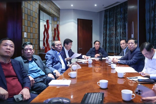 Từ Nam Phi, Thủ tướng chủ trì cuộc họp trực tuyến về ứng phó, khắc phục hậu quả mưa lũ