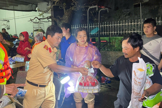 Những chuyến xe hàng hóa cứu trợ của Hoa Sen đến với bà con Khánh Hòa, Đắk Lắk, Gia Lai