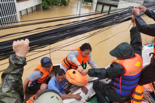 Yến sào Khánh Hòa chủ động tham gia công tác cứu hộ, cứu trợ kịp thời cho người dân vùng ngập lũ