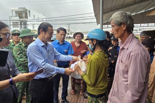Phó Bí thư Đảng ủy MTTQ, các đoàn thể Trung ương Nguyễn Thái Học động viên bà con Tuy An Đông sau mưa lũ
