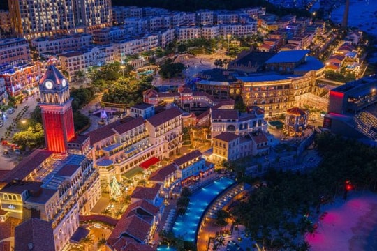 Hàng nghìn du khách hòa trong lễ thắp sáng cây thông tại Phú Quốc