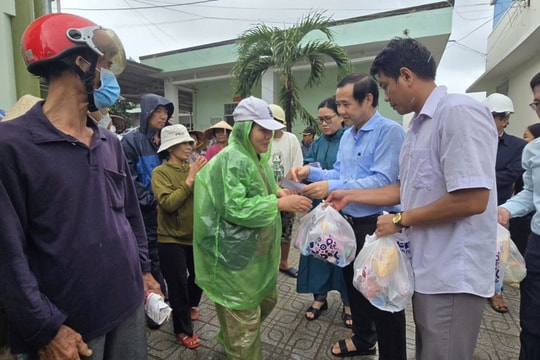 Phó Bí thư Đảng uỷ Mặt trận Tổ quốc, các đoàn thể Trung ương thăm hỏi, động viên nhân dân Đắk Lắk