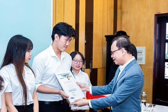 Eximbank trao học bổng trị giá 300 triệu đồng cho sinh viên Đại học Kinh tế TP Hồ Chí Minh