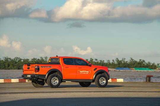 Thị trường ô tô cuối năm nhiều khuyến mãi hấp dẫn, giá giảm sâu