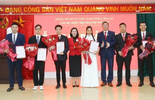 Chi bộ Hiệp hội Doanh nghiệp tỉnh Lào Cai kết nạp mới 6 đảng viên