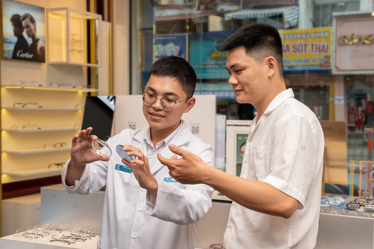 Đừng mua tròng kính đổi màu nếu chưa ghé qua Kính Hải Triều