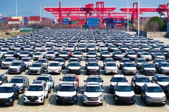 Năng lực dư thừa, xe xăng Trung Quốc “trút” xuống đâu?