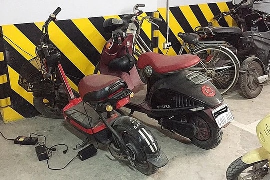 Sạc pin xe điện ở chung cư: Cấm thì dễ, gỡ vướng mới khó
