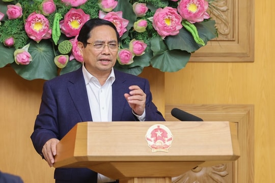 Thủ tướng yêu cầu cắt giảm 50% thủ tục hành chính, kiểm soát giá bất động sản