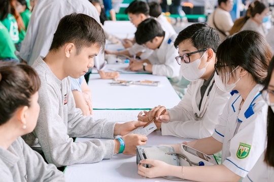 Manulife mang giải pháp chăm sóc sức khỏe cộng đồng đến với người dân TP HCM