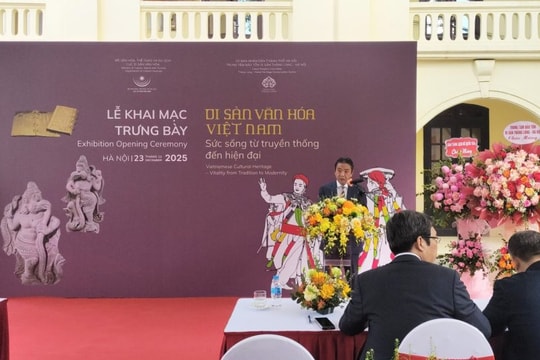 Khai mạc trưng bày “Di sản văn hóa Việt Nam – Sức sống từ truyền thống đến hiện đại”