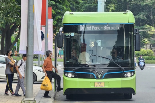 Hà Nội và bài toán cơ chế cho lộ trình “xanh hóa” xe buýt