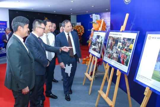 Khoảnh khắc Báo chí 2025: Tôn vinh những người đi cùng đất nước, đồng hành với nhân dân