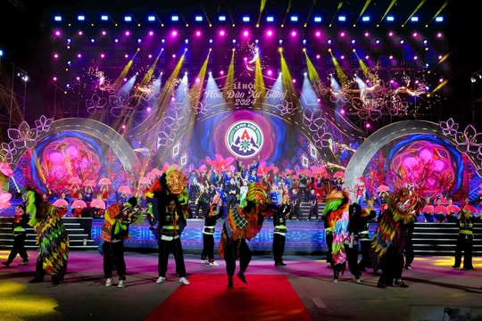 Sức hút từ "thủ phủ hoa đào" nơi biên cương