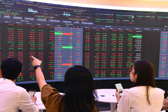 VN-Index tìm điểm cân bằng khi dòng tiền luân chuyển