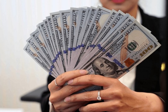 Vàng lên sát 163 triệu đồng/ lượng, áp lực tỷ giá "hạ nhiệt đáng kể"