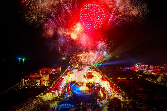 Không khí countdown 2026 rực rỡ ánh sáng, rộn ràng âm thanh và rạo rực cảm xúc tại các trung tâm lễ hội “họ Vin”