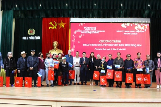 Vietravel Chi nhánh Hải Phòng: Trao quà Tết cho các gia đình có hoàn cảnh khó khăn