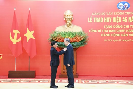 Tổng Bí thư Tô Lâm nhận Huy hiệu 45 năm tuổi Đảng