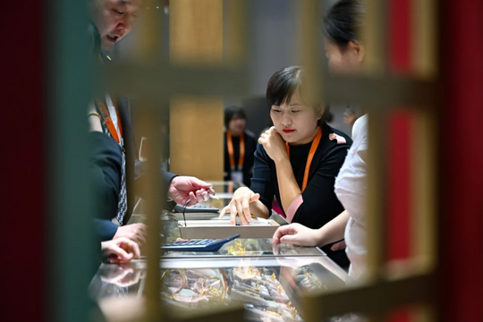 Từ đỉnh giá vàng đến sóng chứng khoán