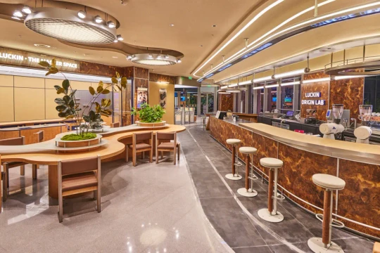 Luckin Coffee thách thức Starbucks ở phân khúc cao cấp