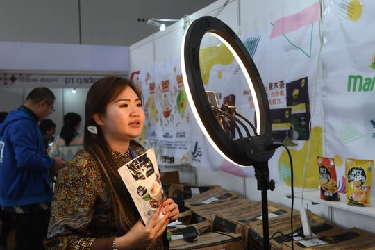 “Sắc màu” quảng cáo Tết