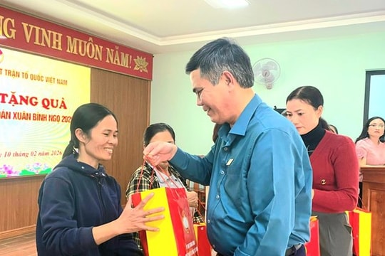 Phó Bí thư Đảng ủy MTTQ, các đoàn thể Trung ương Trần Thắng thăm, tặng quà Tết cho hộ nghèo trên địa bàn tỉnh Quảng Trị