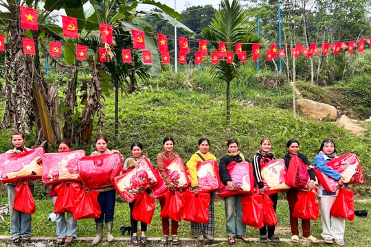 Lifestart Foundation trao tặng 200 suất quà Tết cho người dân Đà Nẵng
