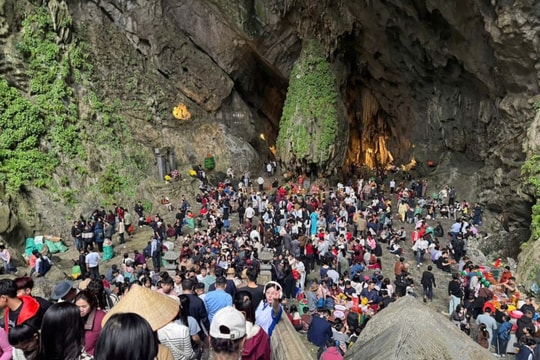 Lễ hội Du lịch Chùa Hương 2026 khởi đầu sôi động, khách tăng mạnh từ mùng 2 Tết