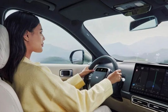 Sau cấm tay nắm cửa ẩn, ô tô bắt buộc phải có nút bấm vật lý