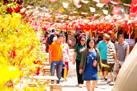 Hàng vạn người đổ về Cần Giờ hái lộc đầu năm