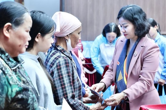 Phó Chủ tịch UBTW MTTQ Việt Nam, Chủ tịch Hội LHPN Việt Nam Nguyễn Thị Tuyến thăm, tặng quà phụ nữ và trẻ em khó khăn tại Chương Mỹ