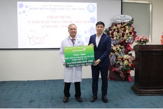 Vietcombank hỗ trợ 1 tỷ đồng thiết bị y tế, trao 200 suất quà tại Hóc Môn và Củ Chi