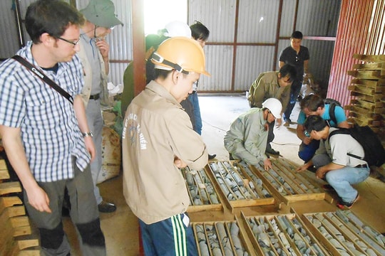 Giải bài toán chế biến sâu đất hiếm