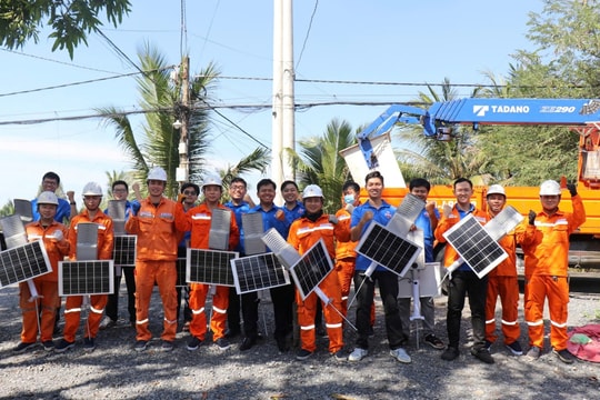 Chung tay thắp sáng các tuyến đường nông thôn tại xã Bình Hưng