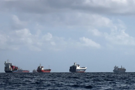 Giá dầu “trượt dốc" mạnh do đâu?