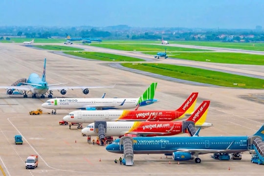 Áp lực nhiên liệu tăng, hàng không kiến nghị điều chỉnh trần giá vé máy bay