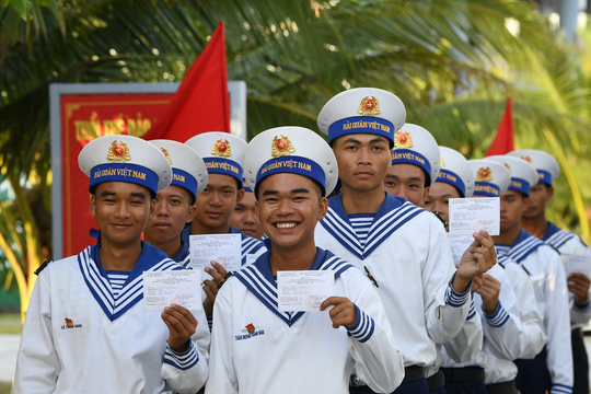 Lá phiếu giữa trùng khơi – niềm tin gửi về đất mẹ