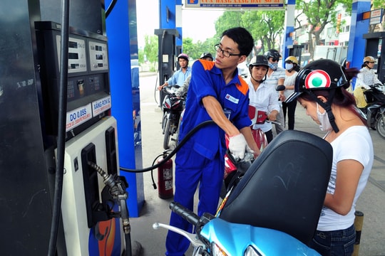 Giá xăng dầu tiếp tục biến động, RON 95 và dầu diesel tăng giá