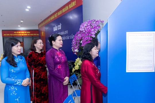 Chủ tịch Ủy ban Trung ương Mặt trận Tổ quốc Việt Nam Bùi Thị Minh Hoài cùng cử tri đi bầu cử