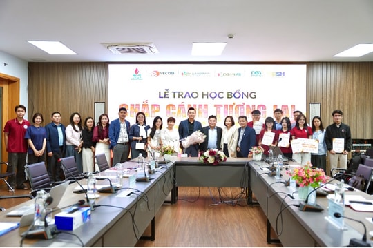 Quỹ Văn hóa DB Kim Jun Ki trao tặng học bổng cho sinh viên 9 Trường Đại học thuộc khối VECOM