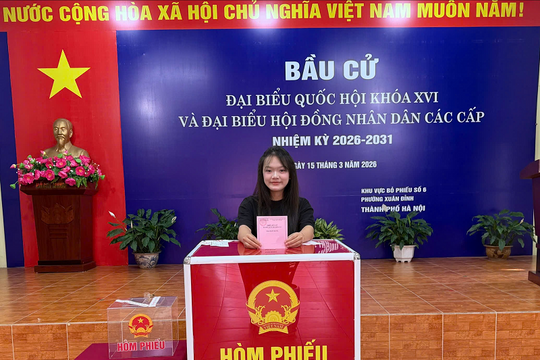 Cử tri trẻ Nguyễn Hoàng Ngọc Ánh lần đầu thực hiện quyền bầu cử tại phường Xuân Đỉnh