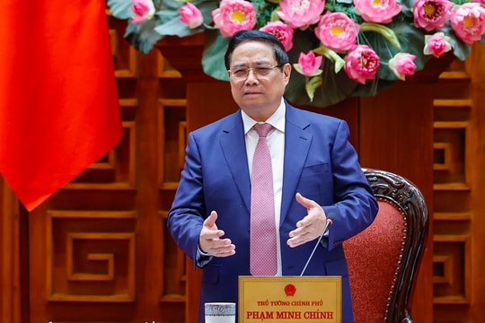 Thủ tướng chỉ đạo kép: Giữ nguồn cung xăng dầu, xem xét hỗ trợ bình ổn giá